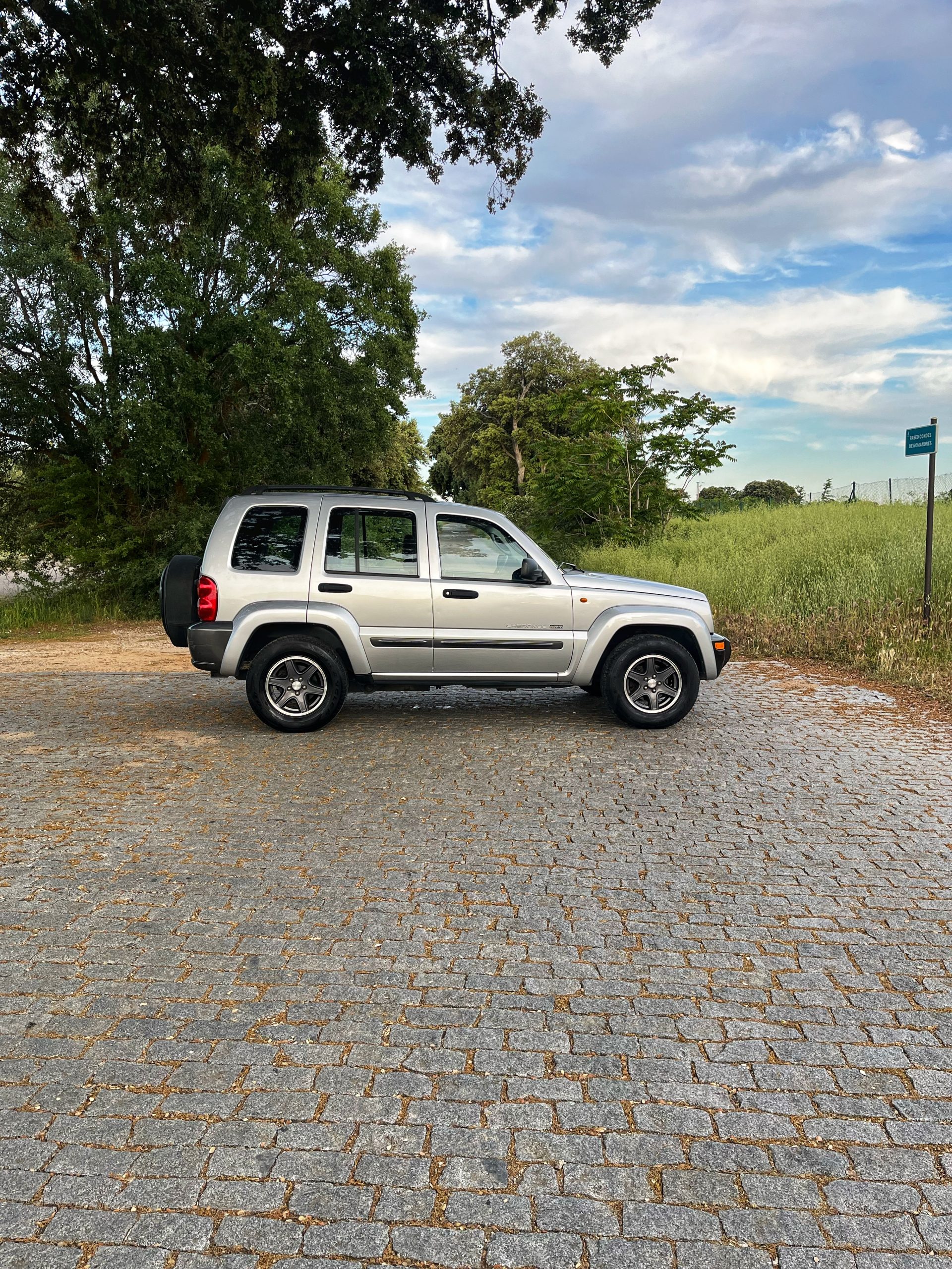 VENDIDO: Jeep Cherokee Sport 2.5CRD 143CV 4X4