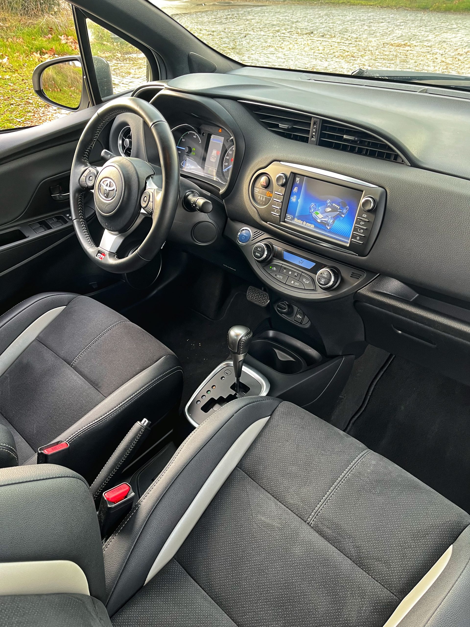 TOYOTA YARIS 100h GR SPORT